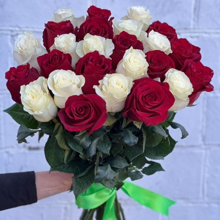 Букет «Баланс» из красных и белых роз - купить с доставкой в по Волгодонску
