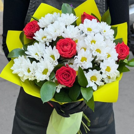Букет с розами и хризантемами "Волшебство" - заказ с достакой с доставкой в по Волгодонску